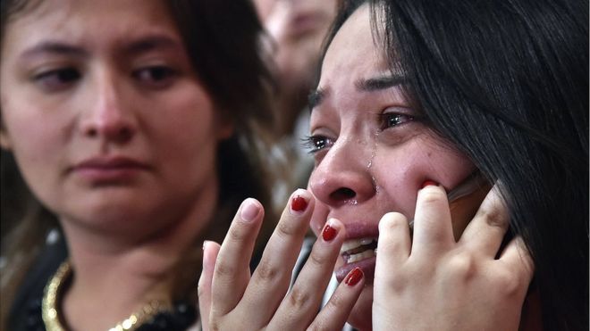 Una joven llora tras el resultado del plebiscito.
