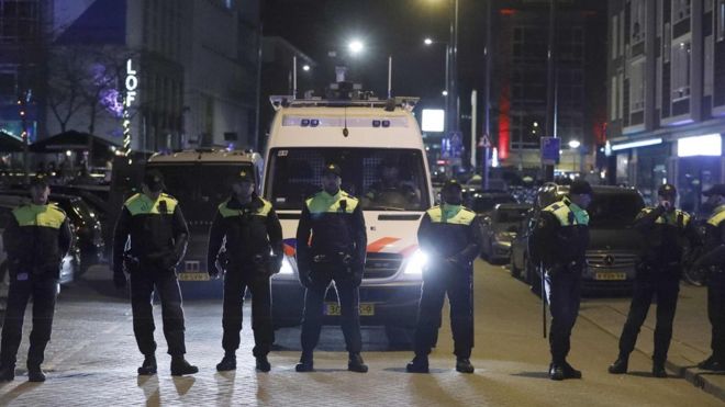 Полиция перекрывает дорогу возле консульства Турции в Роттердаме, Нидерланды, 11 марта 2017 года