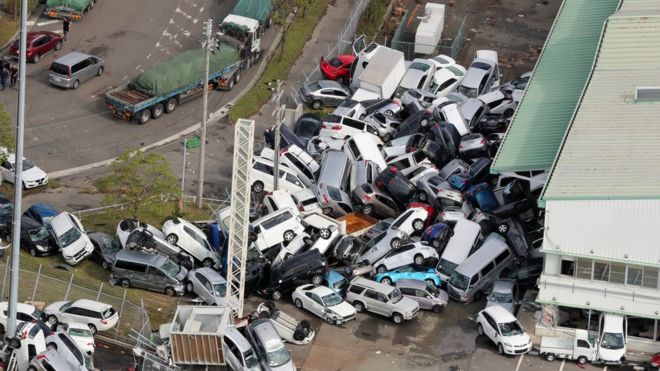 Аэрофотоснимок показывает автомобили, заправленные на следующий день после того, как мощный тайфун Джеби ударил по району в Кобе, западная Япония В префектуре Хёго шторм привел к падению корабля на волнорез