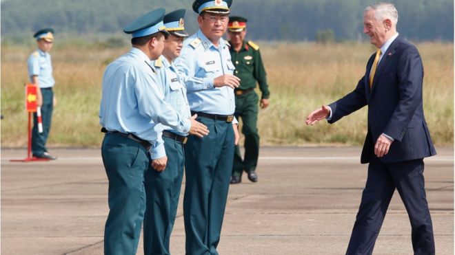 Ông Jim Mattis thăm căn cứ không quân Biên Hòa