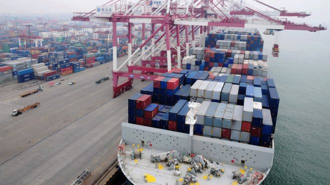 Грузовое судно загружается в порту на востоке Китая
