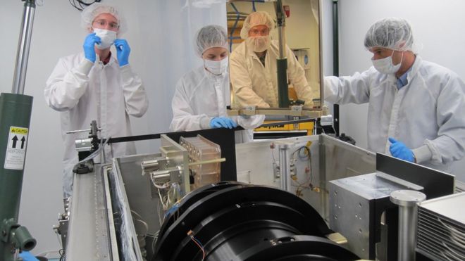 Cientistas operam espectrógrafo
