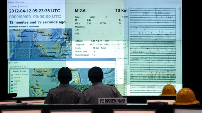 Сотрудники Индонезийского агентства метеорологии и геофизики (BMKG) проводят мониторинг последних сейсмических работ в районе острова Суматра из своей штаб-квартиры в Джакарте 12 апреля 2012 года, на следующий день после того, как землетрясение силой 8,6 балла произошло в 431 километре (268 миль) от города Банда-Ачех.