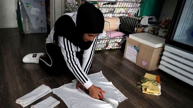 ثلاث نساء يبحثن عن بدائل للفوط الصحية في بلد تنهشه أزمة اقتصادية خانقة باتت تلامس تداعياتها حتى الدورة الشهرية