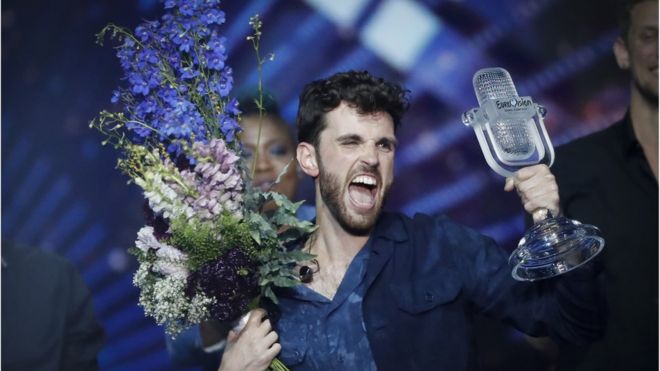 Дункан Лоуренс празднует победу на Евровидении