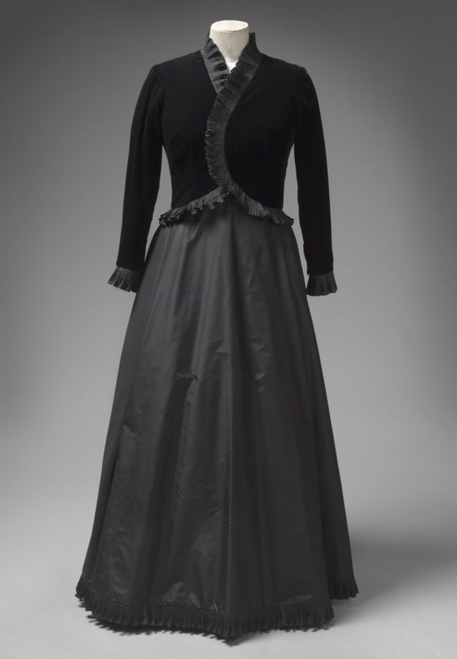 Ян Томас разработал это платье из черного шелкового бархата и тафты, которое Королева носила в 1980 году, чтобы встретиться с Папой Иоанном Павлом II в Ватикане