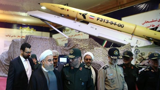 Президент Ирана Хасан Рухани (2-й слева) и министр обороны Хоссейн Дехган (C) присутствуют на церемонии открытия новой версии ракеты "земля-поверхность" Fateh-313 (22 августа 2015 года)