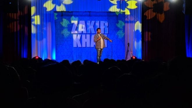 Комик Закир Хан выступает на сцене