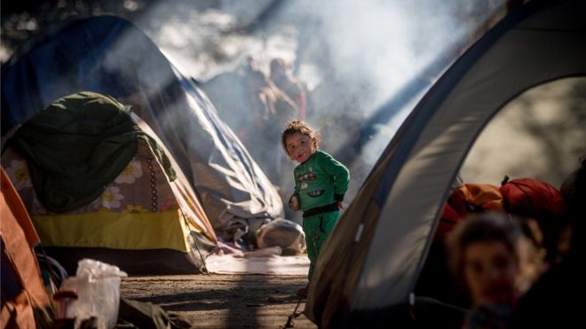 Тысячи мигрантов остаются в затруднительном положении в Греции, поскольку границы остаются закрытыми