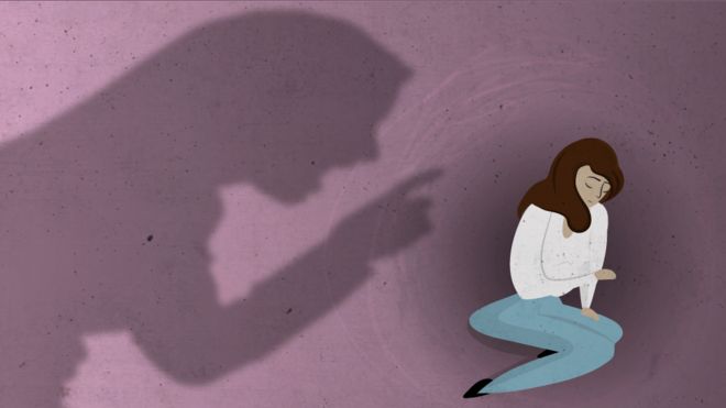 Ilustração mostra uma sombra admoestando uma mulher encolhida