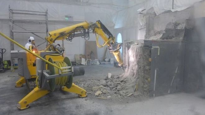 Роботизированная машина, разрушающая детали интерьера здания в Даунрее