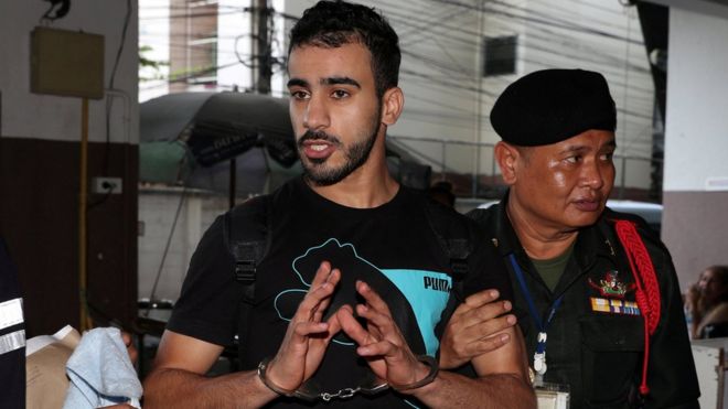 Хаким аль-Араиби находится под стражей тайскими чиновниками, когда он прибывает в суд в Бангкоке в декабре