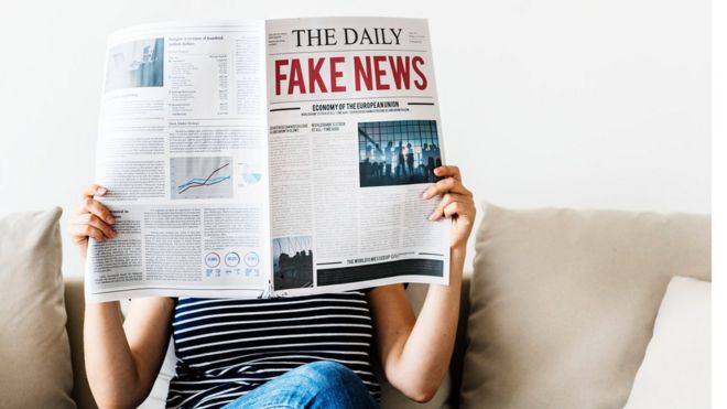 Mulher lê fake news