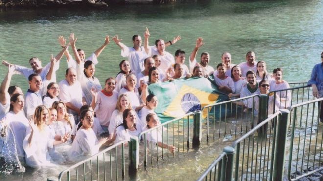Brasileiros em batismo no rio Jordão