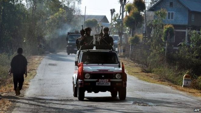 Транспортное средство с вооруженными охранниками на окраине Импхала, Манипур
