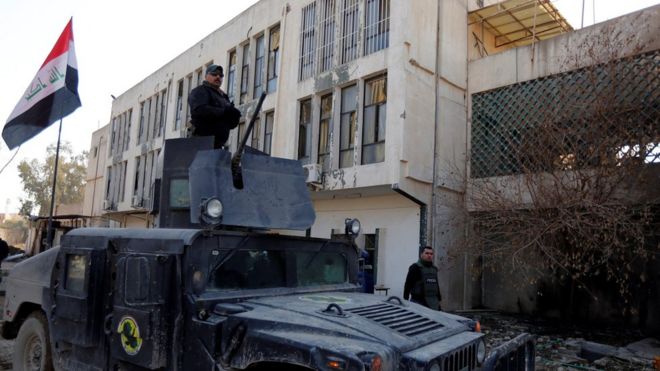 Член Иракских сил специального назначения (ИСОФ) стоит в военной машине в университете Мосула во время битвы с боевиками Исламского государства в Мосуле