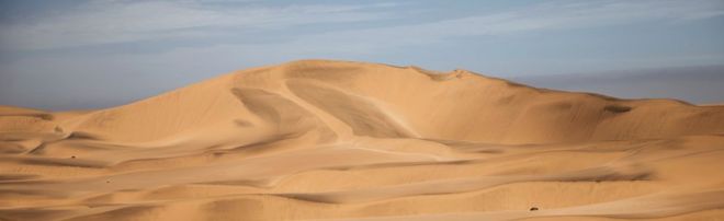 Общий вид песчаных дюн и пустынных территорий Национального парка Дороб, часть пустыни Намиб, 17 февраля 2016 года на окраине Свакопмунда, Намибия