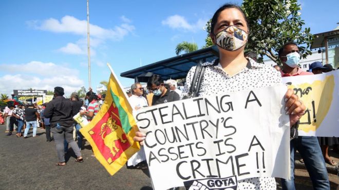 Un manifestante antigubernamental de Sri Lanka sostiene una pancarta durante una protesta exigiendo la renuncia del presidente de Sri Lanka, Gotabaya Rajapaksa, en Colombo.
