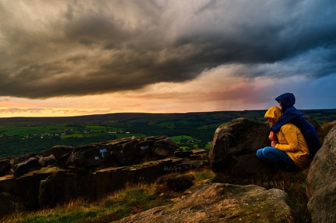 குன்றின் உச்சியில் இருவர்