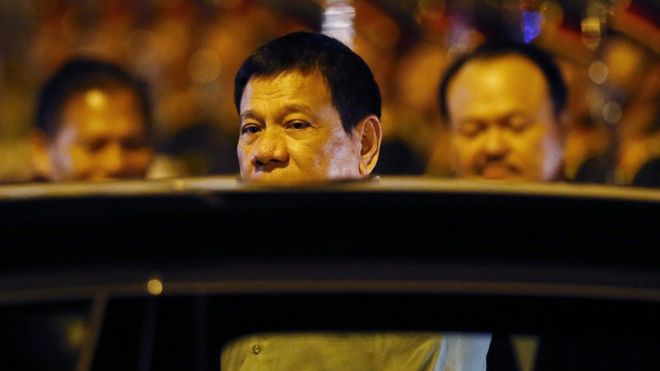 Filipinler Devlet Başkanı Rodrigo Duterte Laos'ta makam aracına biniyor.