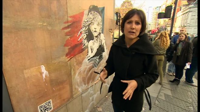 仏大使館前のバンクシー壁画が話題に　難民の扱いを批判