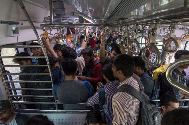 Люди едут в первом пригородном поезде EMU с кондиционером, 30 января 2020 года, в Мумбаи, Индия.