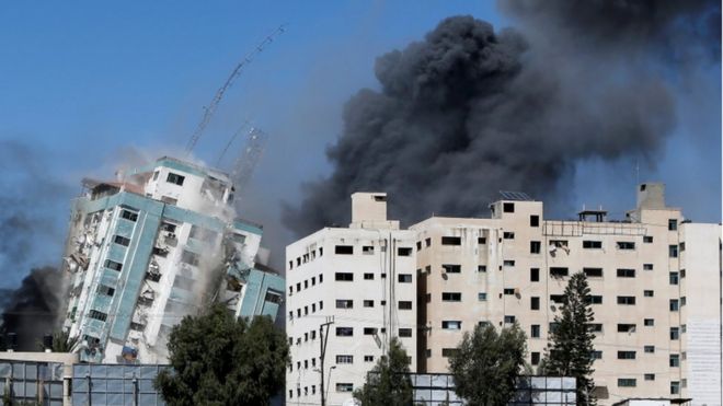 가자지구 내 외신들이 입주한 건물인 12층 규모 잘라 타워가 15일(현지시간) 이스라엘의 공습으로 무너졌다