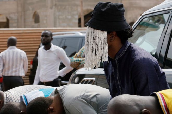 Тайный журналист Анас Аремеяу Анас молится вместе с другими за своего убитого коллегу Ахмеда Хуссейна-Суале, журналиста-расследователя, который был убит боевиками в среду в центральной мечети Мадины в Аккре, Гана 18 января 2019 года
