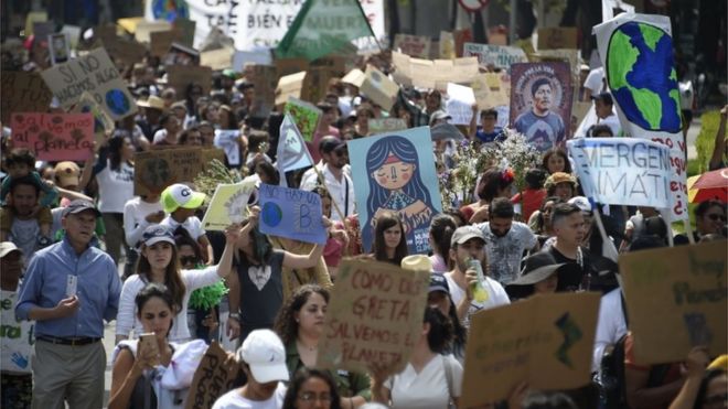 Multitud marcha en Ciudad de México.