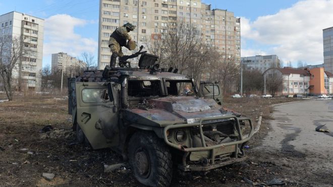 Un vehículo ruso destruido en Járkiv
