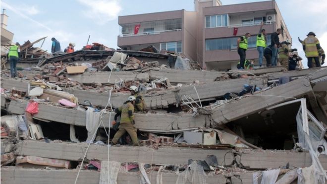 Edificio derrumbado en Esmirna.