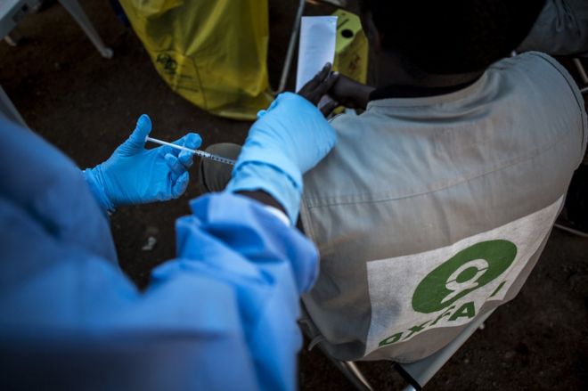 17 августа в Манджине практикующий врач вводит вакцину против лихорадки Эбола работнику Oxfam