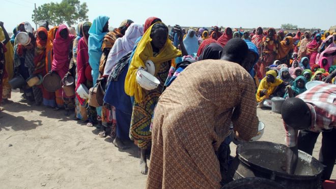 Des déplacés internes, majoritaires des femmes ayant fui les exactions de Boko Haram, font la queue pour la nourriture dans le camp de Dikwa, à Borno, dans le Nord-Est du Nigéria, le 2 février 2016.