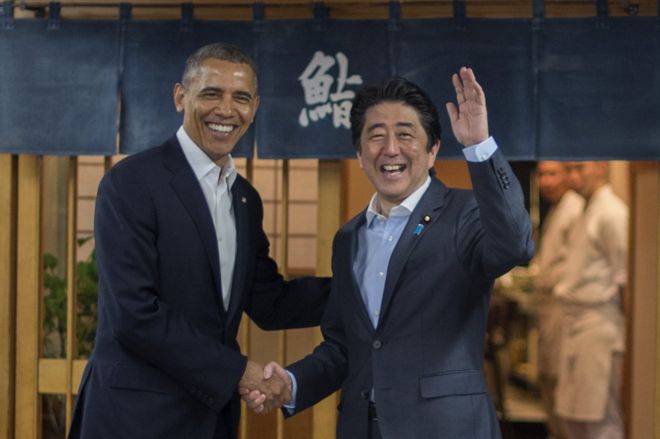 Президент США Барак Обама (слева) обменивается рукопожатием с премьер-министром Японии Синдзо Абэ перед ужином в ресторане Sukiyabashi Jiro в Токио 23 апреля 2014 года.