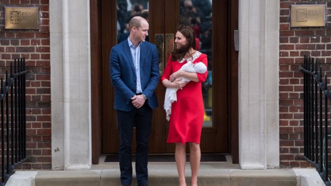 Герцог и герцогиня Кембриджские держат своего новорожденного сына