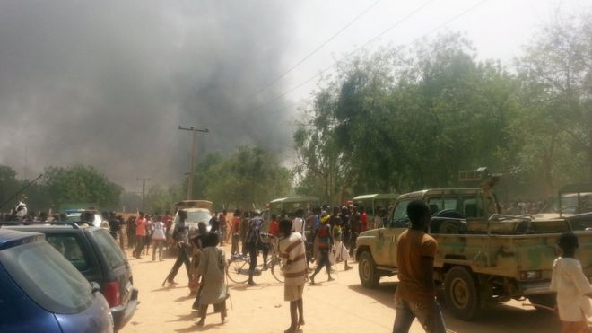 [عاجل] 3 انتحاريات يفجرن أنفسهن أمام مطعم شمال شرق نيجيريا _98428134_hi022752449