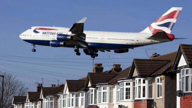 Самолет British Airways 747 приближается к Хитроу