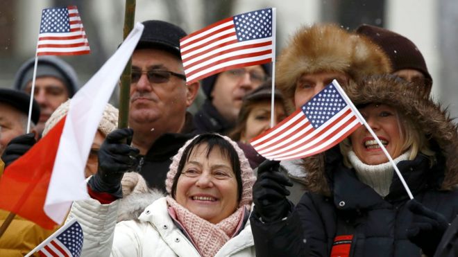 مواطنون بولنديون يحتفلون بوصول القوات الأمريكية في مدينة زاغان، شرقي بولندا، يوم السبت 14 يناير 2017