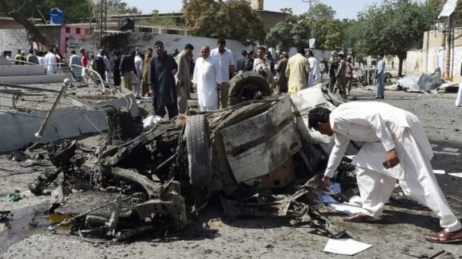 Pakistani security officials inspect the site of a powerful explosion in Quetta (23 June 2017)