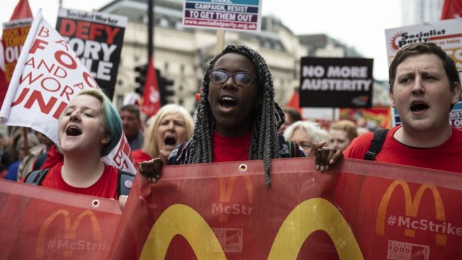 Бастующие рабочие McDonald's на акции протеста TUC в Лондоне