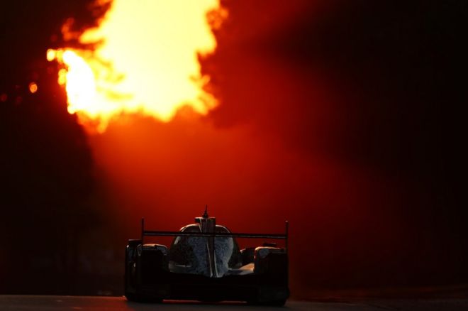 El auto Oreca 07 de Oliver Jarvis, Thomas Laurent y Ho-Pin Tung, del equipo de automovilismo Jackie Chan DC Racing en el Circuito de Sarthe, durante las 24 Horas de Le Mans, en el norte de Francia.