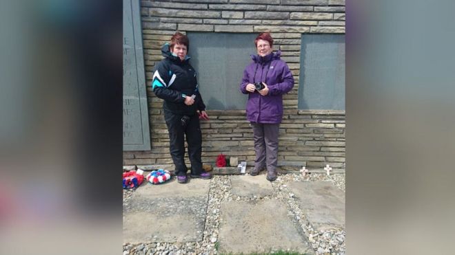 Барбара Ройлс (в фиолетовом) и ее сестра Мэнди Перкинс недавно посетили Фолклендские острова, чтобы отдать дань уважения своему брату