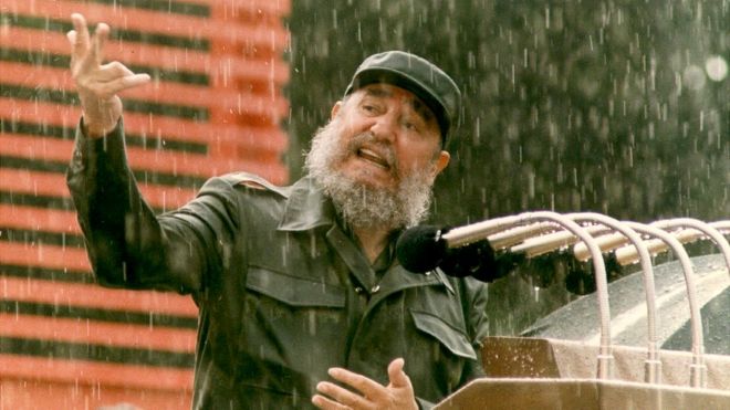 Fidel Castro bajo lluvia da un discurso