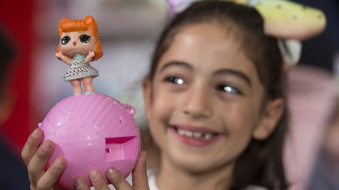 7-летняя Наташа Неоклеус играет с игрушкой LOL Surprise Series 2