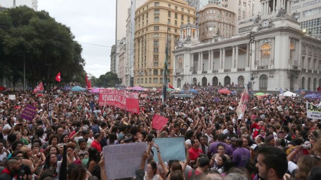Большая толпа протестует против Жаира Больсонаро в Рио-де-Жанейро, 29 сентября 2018 года
