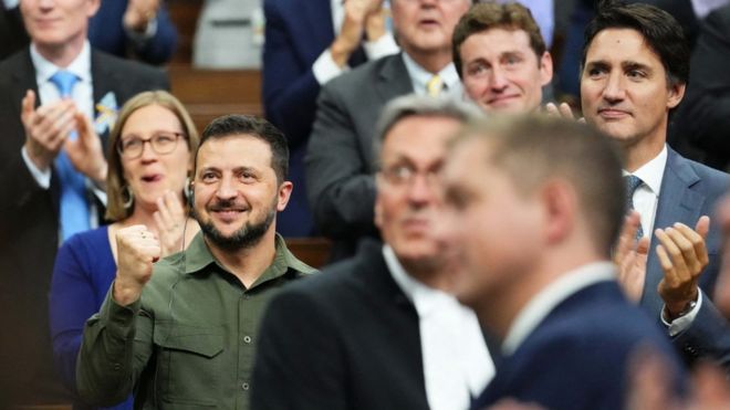 Ukrajinski predsednik Vlodimir Zelenski (levo) i kanadski premijer Džastin Trudo (desno) odali su priznanje ukrajinsko-kanadsko ratnom veteranu u parlamentu u Otavi, Kanada, 22. septembar 2023.