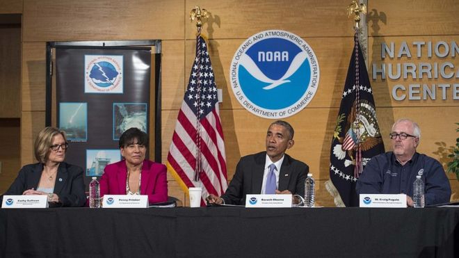 Президент Барак Обама беседует с прессой после получения ежегодного прогноза сезона ураганов и брифинга по готовности в Национальном центре ураганов в Майами 28 мая 2015 г.