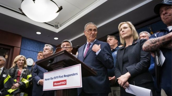 Сенаторы-демократы Шумер (в центре) и Кирстен Гиллибранд (справа) присоединяются к службам быстрого реагирования 11 сентября после принятия нового закона в Вашингтоне. Фото: 23 июля 2019 г.