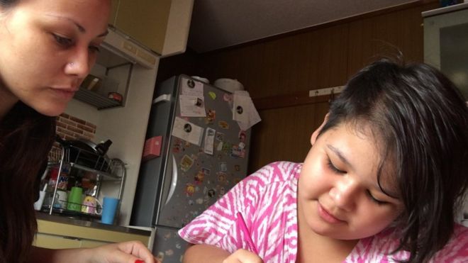 Arianne e a filha Hayenne, que ainda não pode frequentar a escola por causa do diagnóstico de autismo