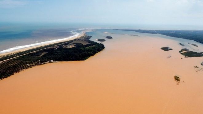 Вид с воздуха на устье реки Рио-Досе в Бразилии